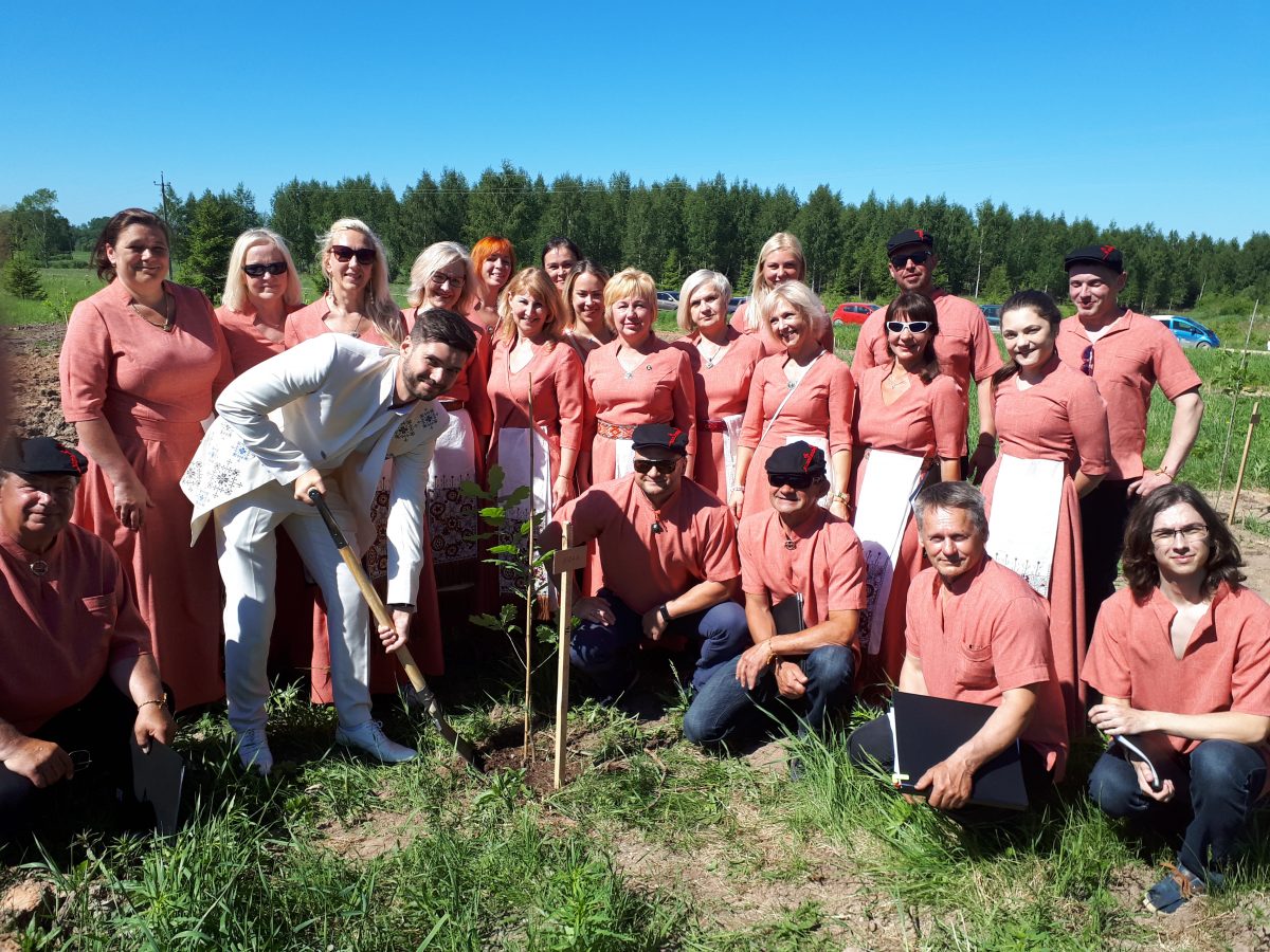 EV 100. sünnipäeva aastal ja V Mulgi peo ajal 26. mail tõi Mulkide Selts Mulgimaa südamesse kaks näitust ja istutas tammemõtsa.