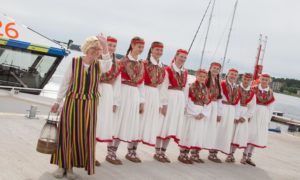 Tulekandja Tiiu Assafrei tantsulastega (foto M.Kämära -ajaleht Põhjarannik"