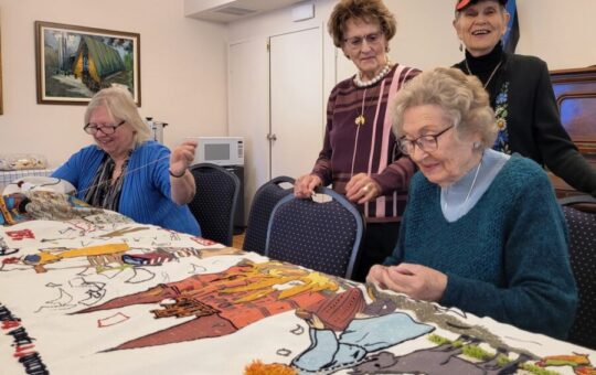 Toronto Püha Peetruse Gildi daamidki lisasid oma õmblused raamatuaasta gobeläänile