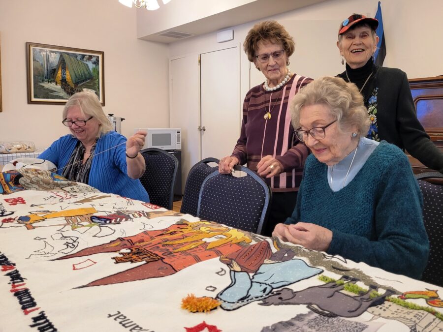 Toronto Püha Peetruse Gildi daamidki lisasid oma õmblused raamatuaasta gobeläänile
