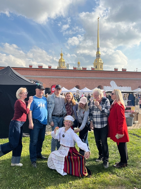 Tantsuansambel Neevo tõi Eesti tantsud Peterburi kurgikalafestivali südamesse